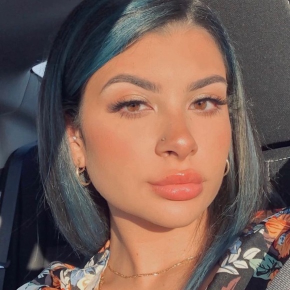 Meet your Posher, Mikayla - Picture 2 of 3